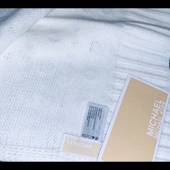 Michael Kors knitted dome scarf. White with silver studs. NWT
C - Picture 6 of 6